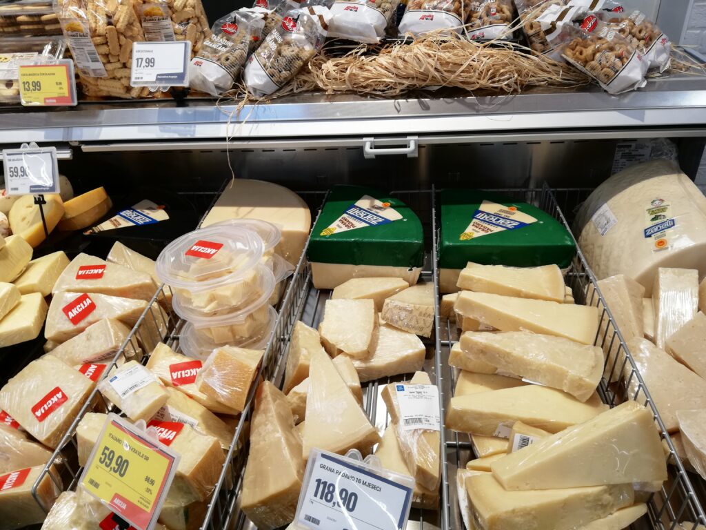 スーパーマーケットのチーズ売り場にチーズが沢山並んでいる様子