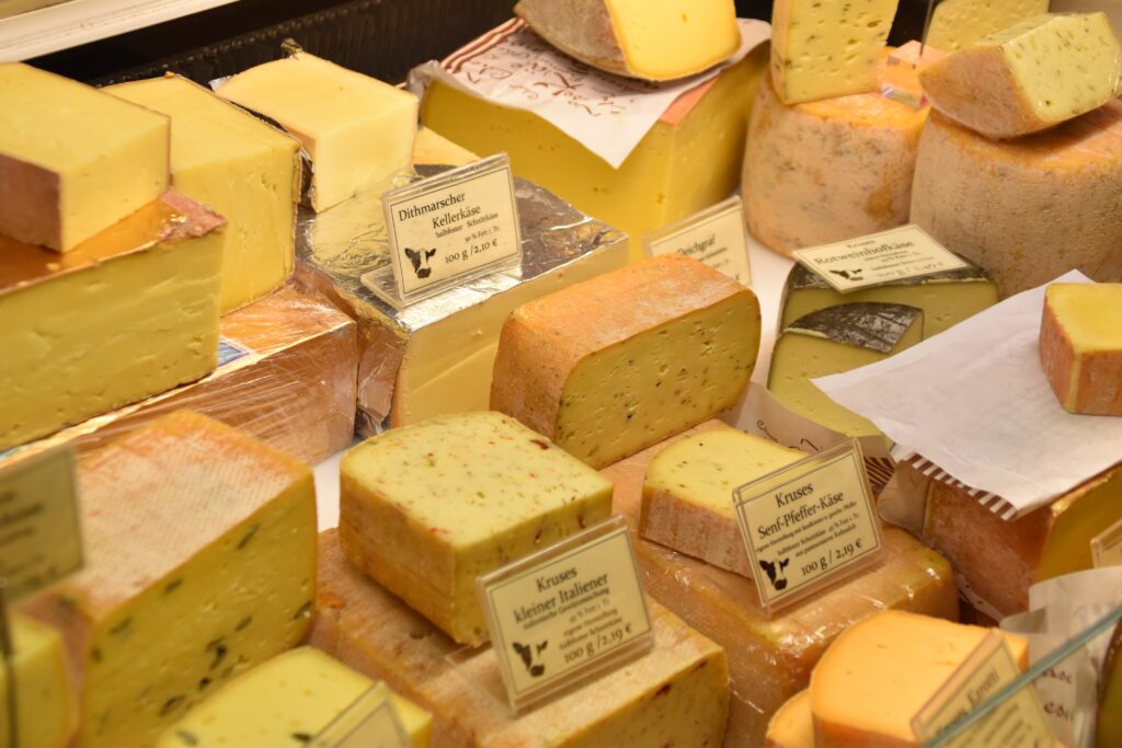 スーパーマーケットのチーズ売り場にチーズが並んでいる