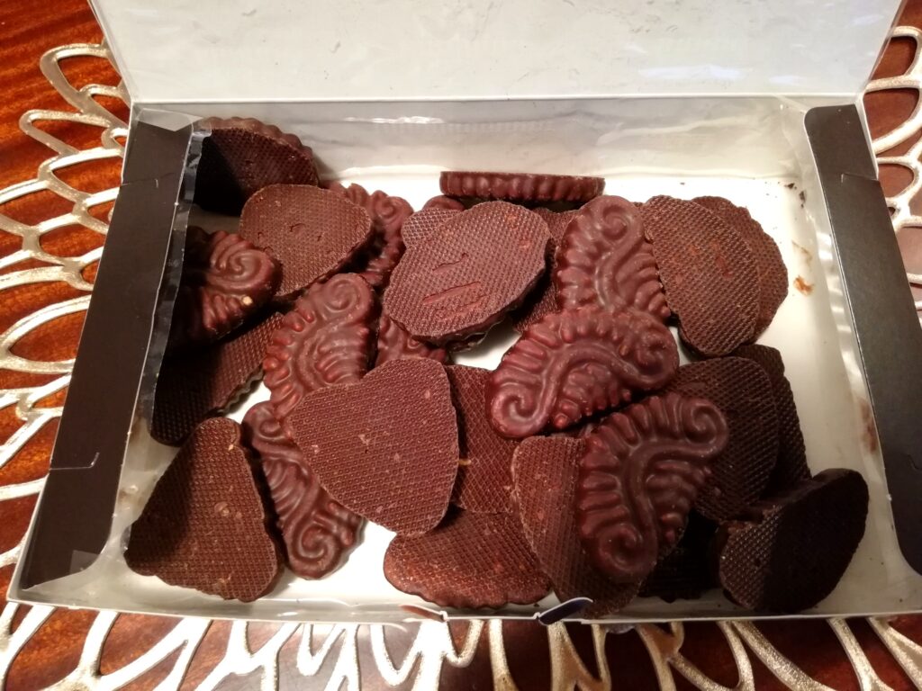 チョコレート味のビスケットが沢山箱に入っている