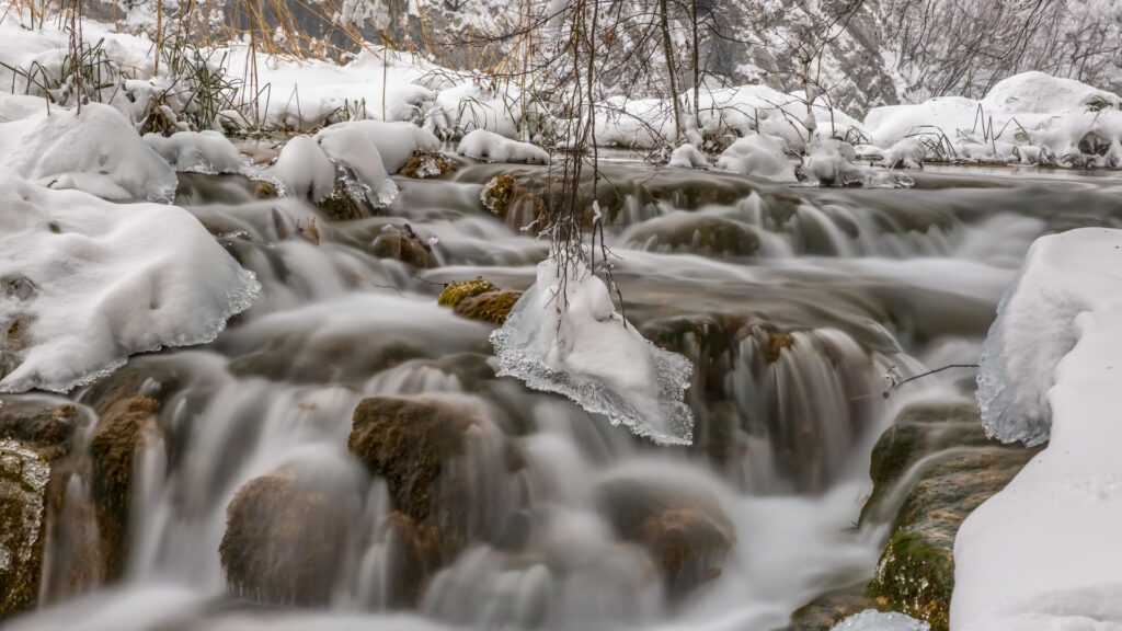 無数の滝が流れる冬のプリトヴィツェ国立公園