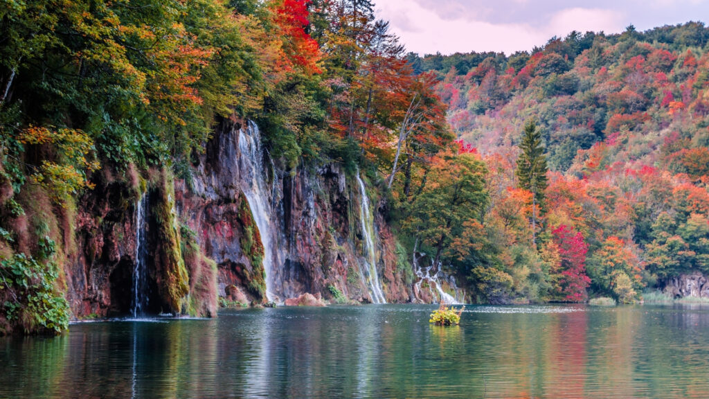 紅葉の美しいプリトヴィツェ国立公園