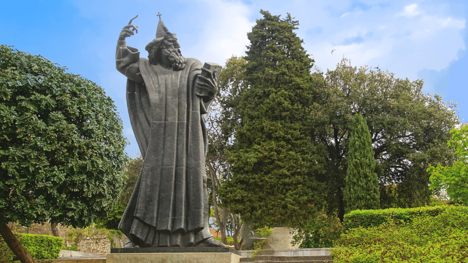 クロアチアのスプリットにあるグルグール・ニンスキ像