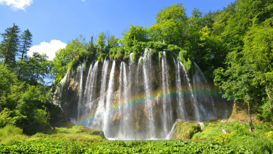 虹がかかるプリトヴィツェ国立公園